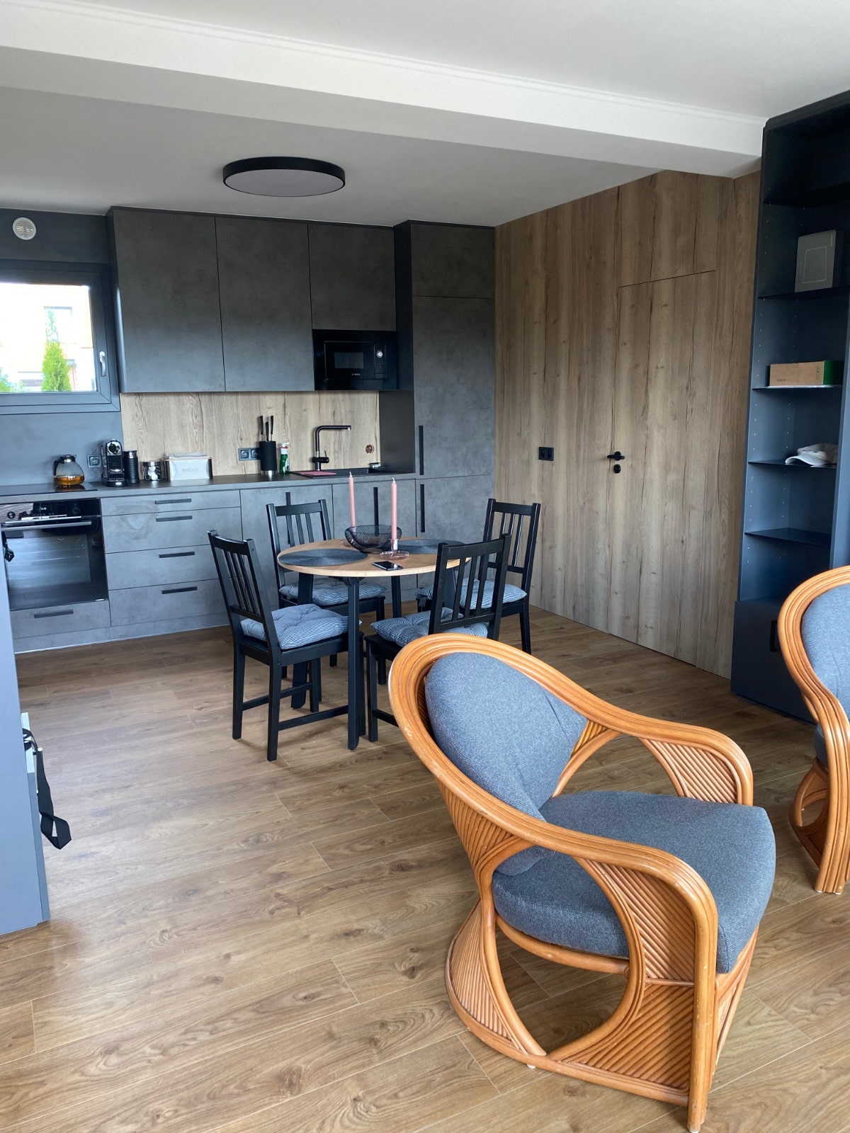 interieur-bungalow-amenage-20-pieds-espace-vie-cosy-container-min