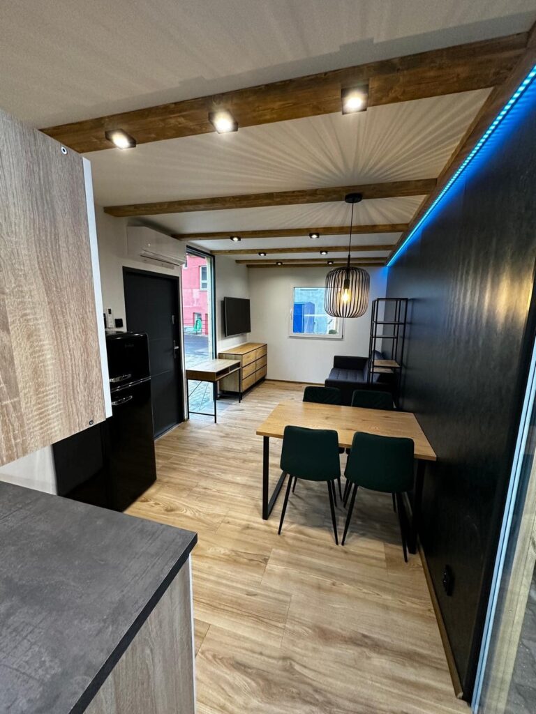 interieur-bungalow-amenage-20-pieds-salon-cosy-container-min