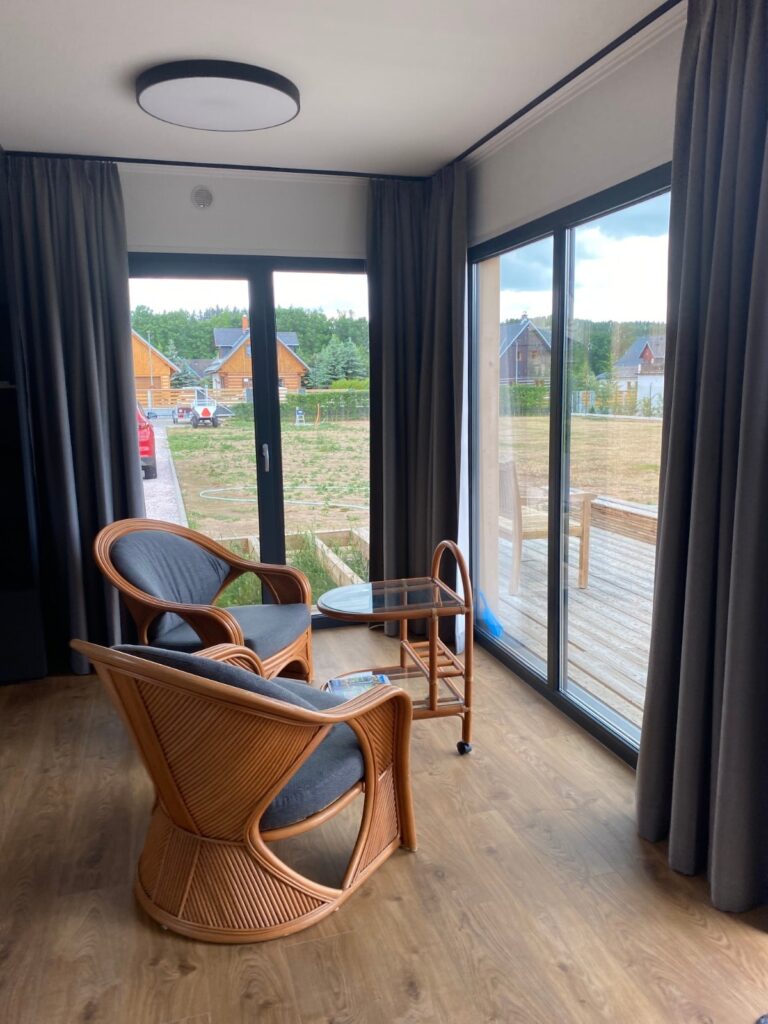 interieur-bungalow-amenage-20-pieds-salon-vue-terrasse-bois-min