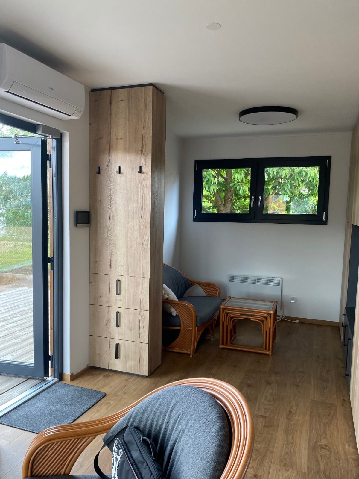 interieur-bungalow-amenage-20-pieds-salon-vue-terrasse-min