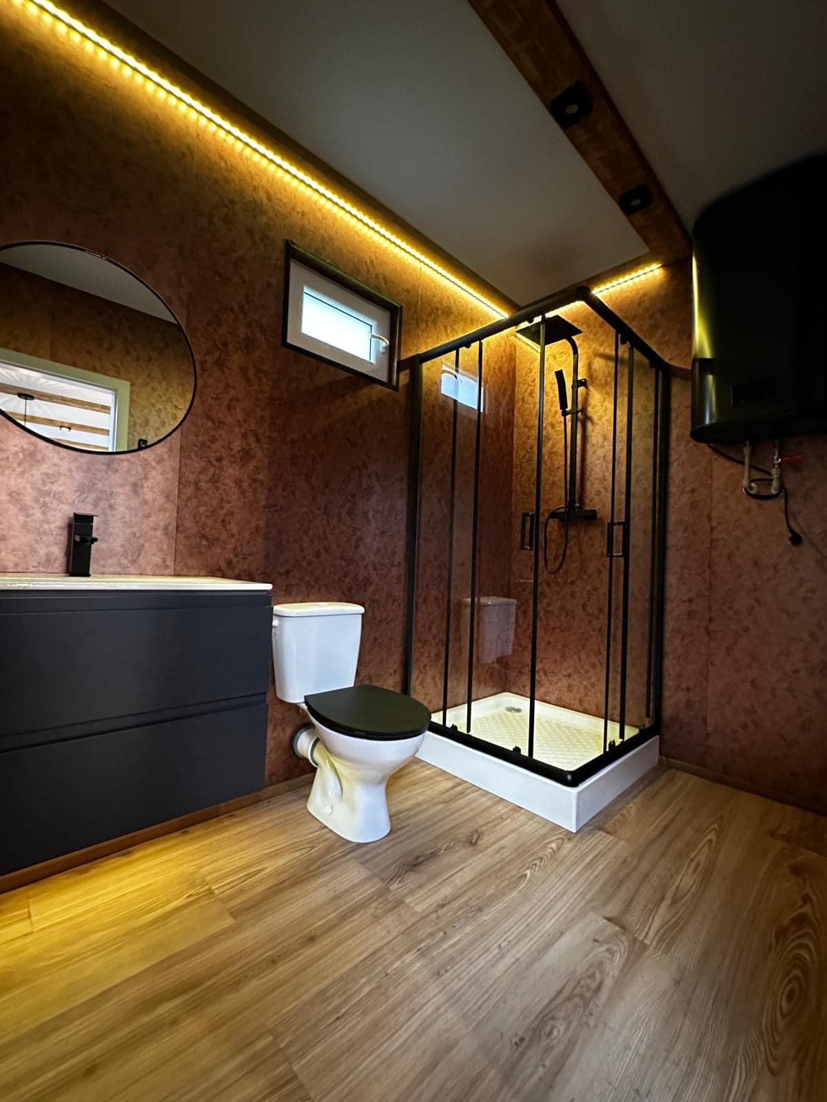 interieur-bungalow-amenage-20-pieds-sdb-sanitaire-cosy-container-min