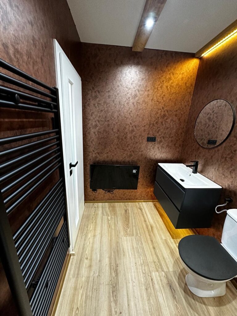 interieur-sanitaire-habitation-bungalow-amenage-20-pieds-container-min